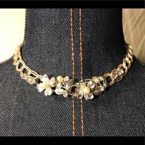 🔆 Statement flower choker with faux pearls